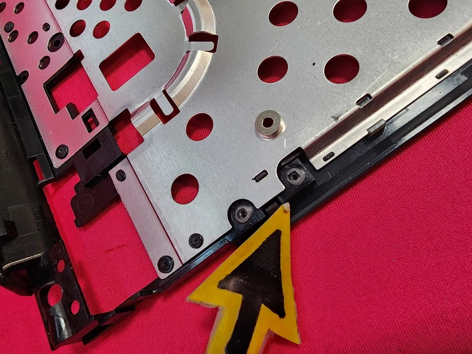 LTPR0108 - HP Compaq Presario V3000 Palm Rest & Touchpad Assembly 417091-001 - Image 3 of 4