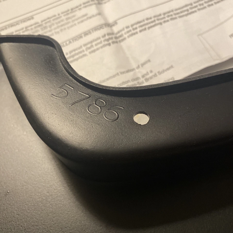 HUSKY LINERS 10- Guardabarros trasero Chevrolet Equinox P/N - 57861 Foto 3 de 4