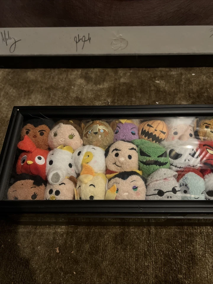 Pieza de arte Disney - Lote de 75+ peluches raros Disney Tsum Tsum en caja de sombra - Fuera de existencia Foto 2 de 4