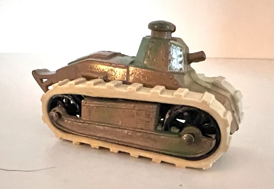 TOOTSIETOY - 1940's RENAULT TANK - ORIGINAL CAMO - VERY GOOD TANK - MUST SEE IT - Image 2 of 4