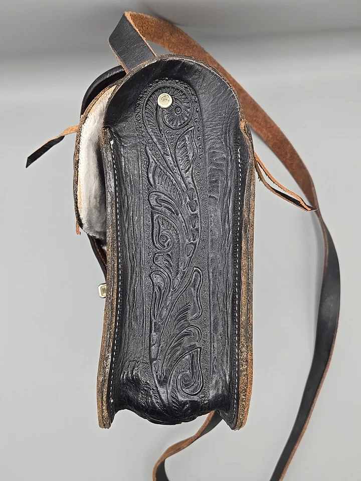 Cartera de hombro hecha a mano de cuero negro en relieve para montar de caballo en México Foto 3 de 4
