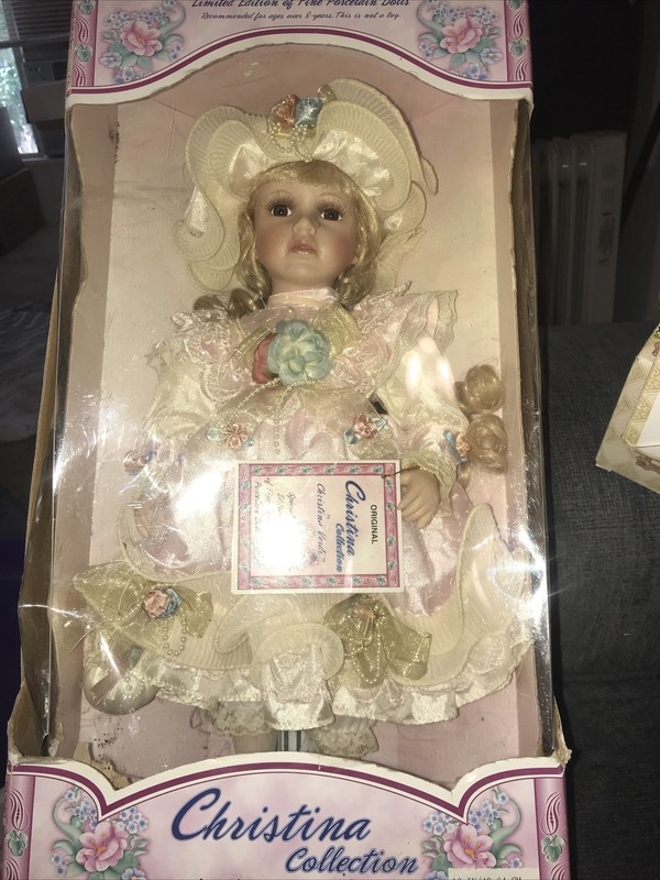 THE CHRISTINA DOLL COLLECTION 2004 CHRISTINA VERDI 16 IN PORCELAIN DOLL & STAND