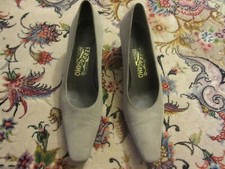 Vintage Salvatore Ferragamo Beige Pumps Heels Women's sz 9 4A 2" Heel