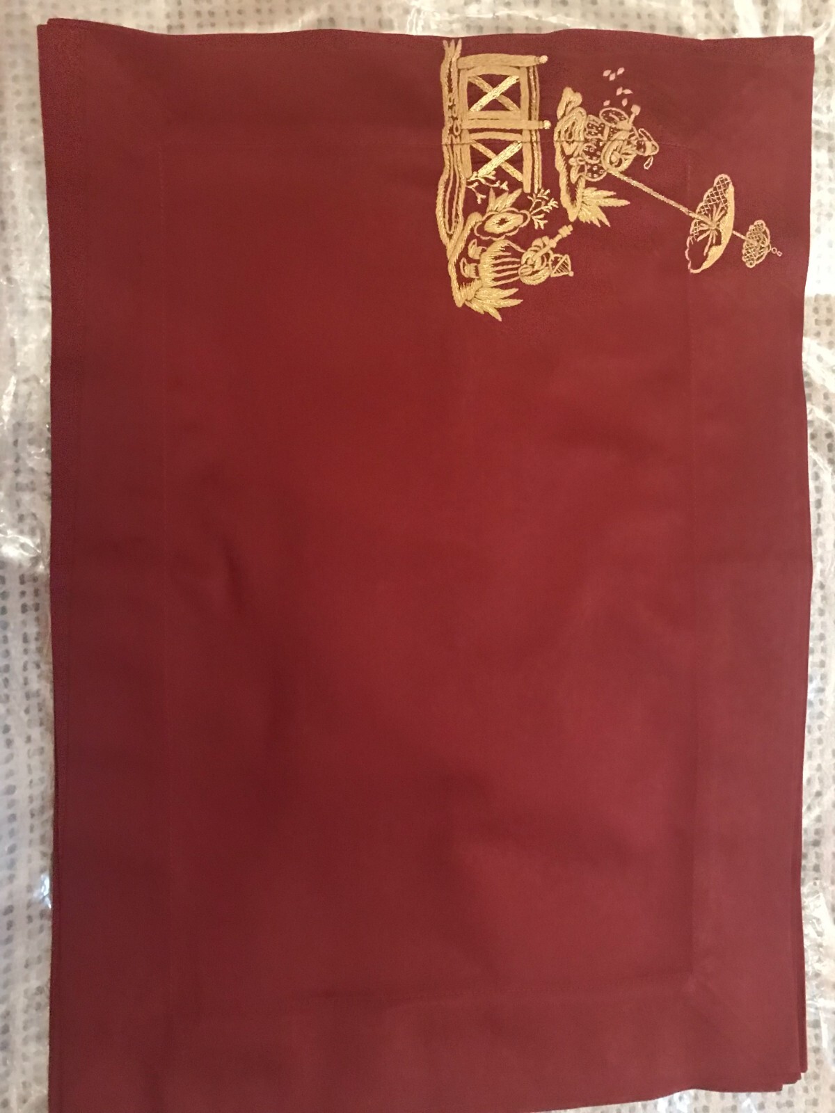 Napperons de table d'exception Valombreuse en satin de coton rouge brodé fil d'or
