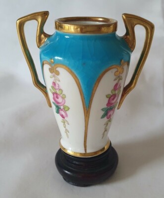 CHARMANTE MINIATUR VASE BLAU CELESTE DOPPELHENKEL, UM 19. JAHRHUNDERT