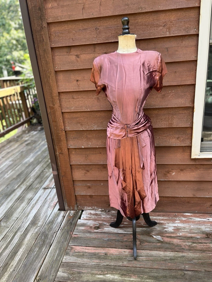 Malva, vestido de noche, vestido de cóctel, hombreras, faja plisada, tela ajustada Foto 4 de 4