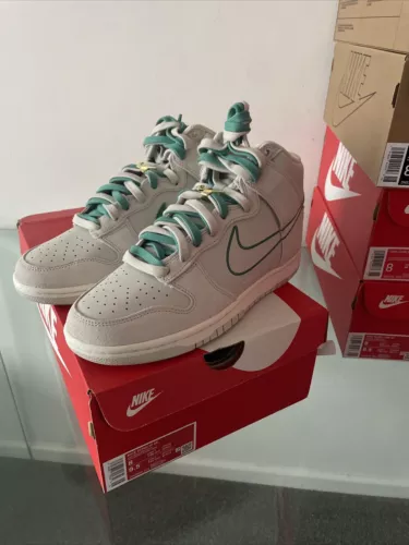 Nike Dunk High SE Erstverwendungspaket - Light Bone/Green Noise UK 7 Neu im Karton