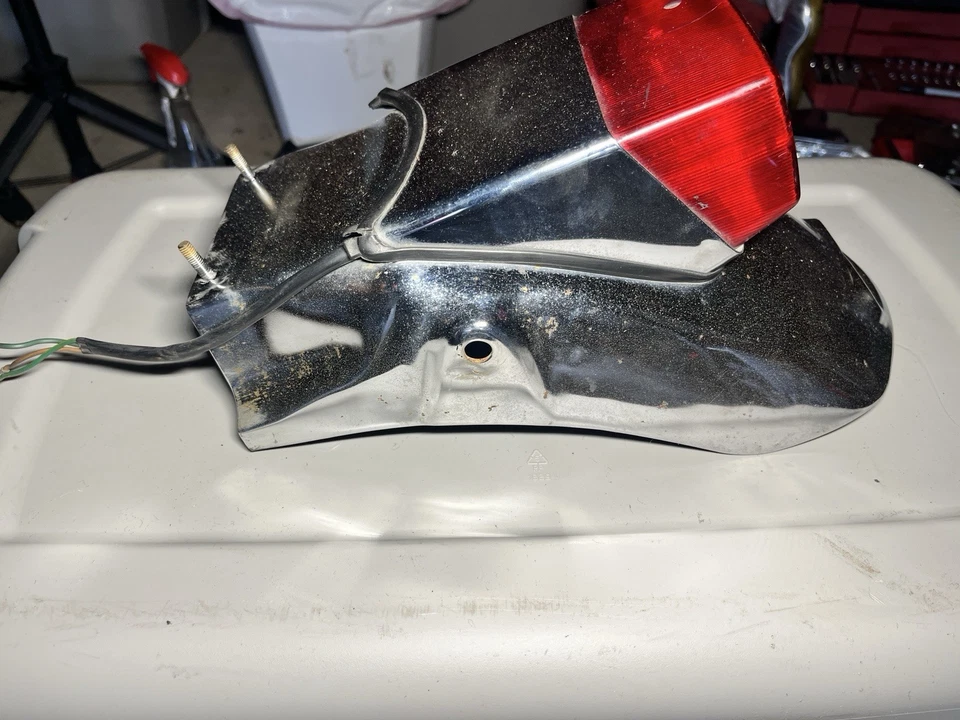 Honda Magna VF750 V45 1983 82-88 OEM guardabarros trasero con luz de freno probado Foto 2 de 4