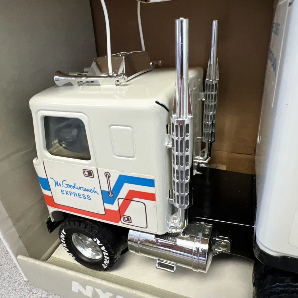 Vintage Nylint Cadet GMC 18-Wheeler Semi-Truck No. 910 Mr. Goodwrench Rare- NEW! - Image 4 of 4