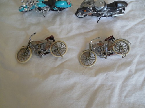 Set of 7, 1:18 motorcycles Maisto, WCC Harley Davidson, Suzuki - Picture 8 of 9