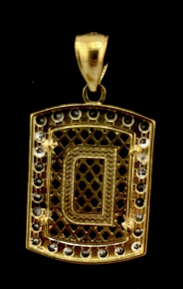 Colgante de oro amarillo de 10 k 2,99 g con corte de diamante letra inicial “D” con piedras de acento de circonita cúbica Foto 2 de 4
