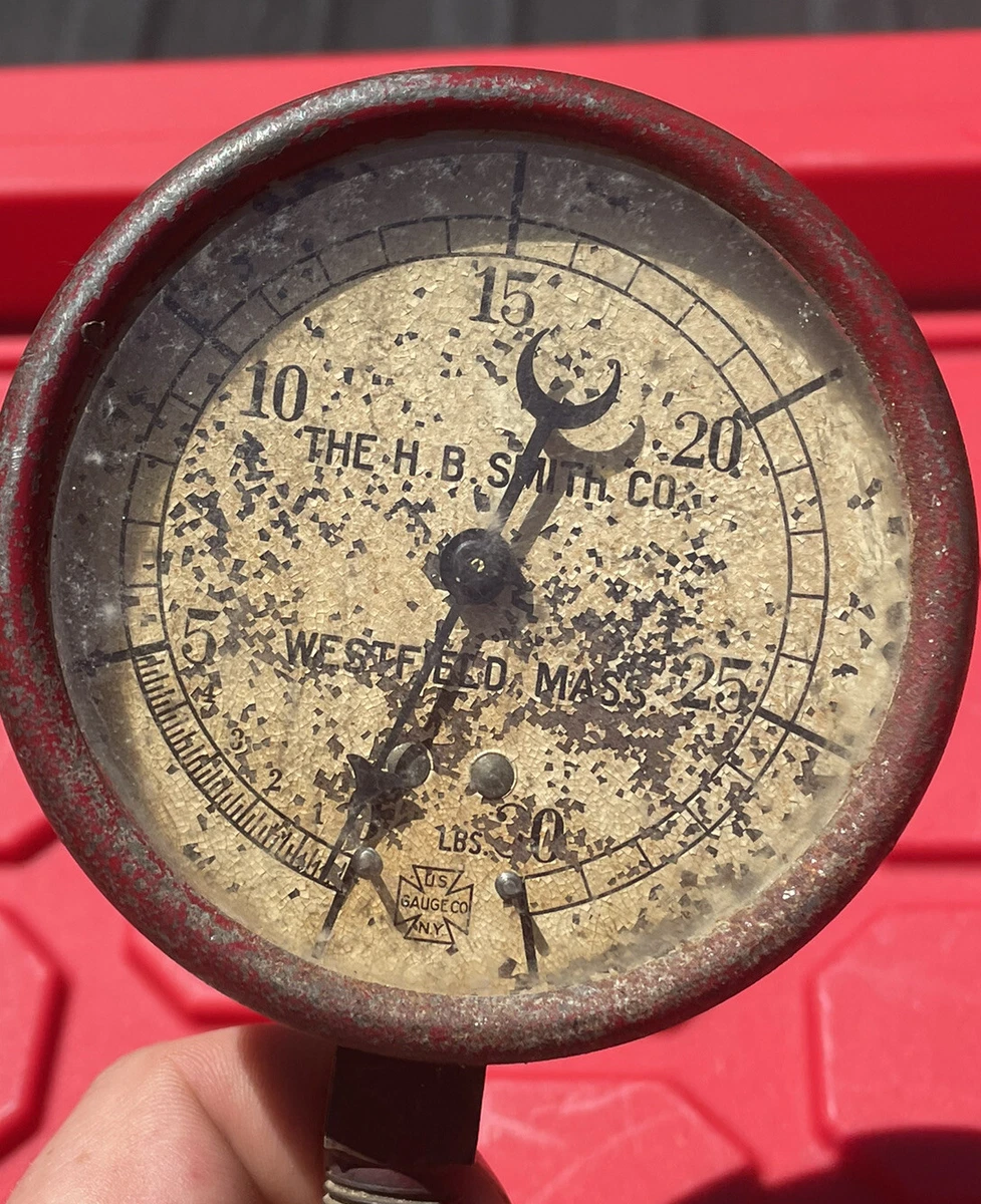 Needle pressure gauge outlet