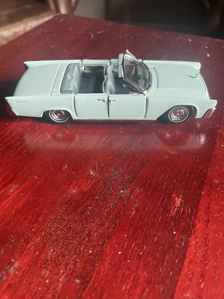 FRANKLIN MINT 1961 LINCOLN CONTINENTAL 4DR CONV. 1:43 Suicide Doors - Image 3 of 4