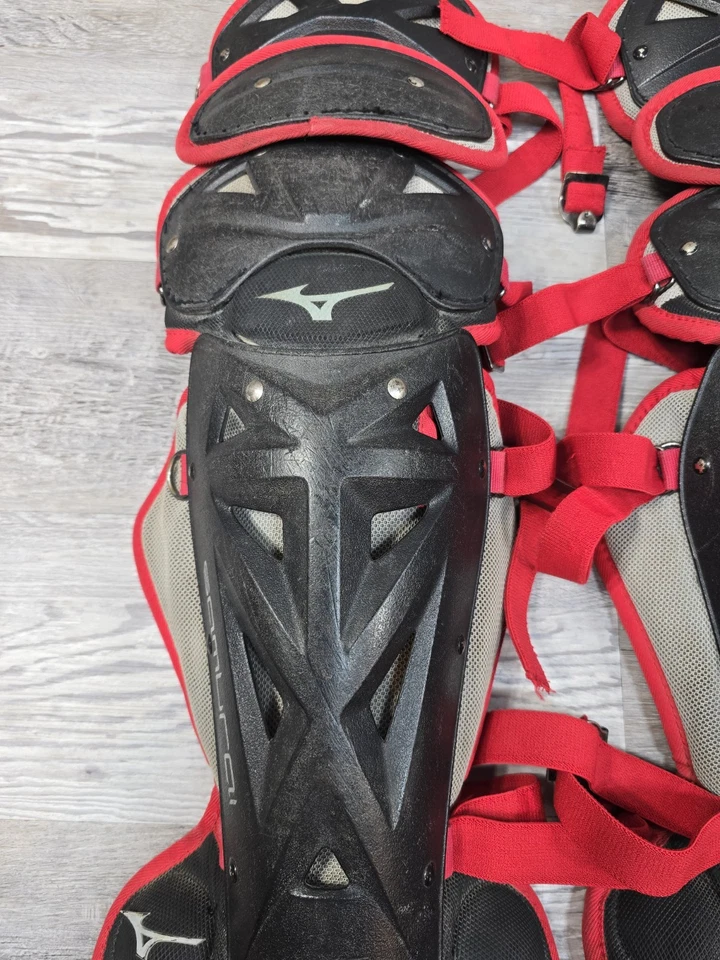 Espinilleras Mizuno Samurai Baseball Catchers Gear Youth 14,5 pulgadas rojas negras 4 correas Foto 4 de 4