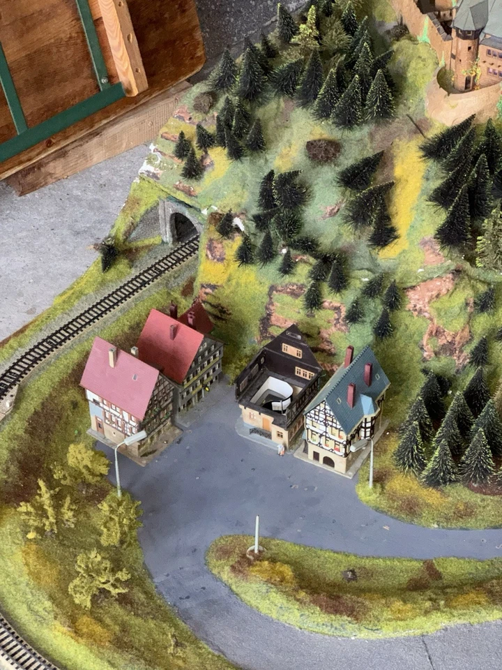 Märklin H0-Fertiganlage – Burg, Tunnel, Bahnhof – Spur H0 1:87 - Bild 3 von 4