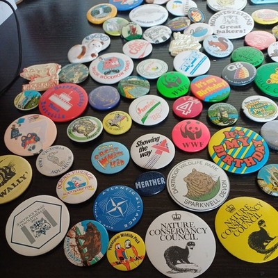 100 Vintage Abzeichen. Riesiges Konvolut Restposten Charity Pins Tiere Wildtiere und mehr