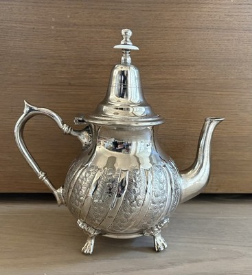 traditionelle marokkanische Teekanne, gravierte Verzierungen und ein klassischer gewölbter Deckel.