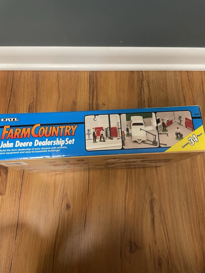 1993 ERTL JOHN DEERE DEALERSHIP 1/64 #5695 Farm Country New Building - Image 3 of 4