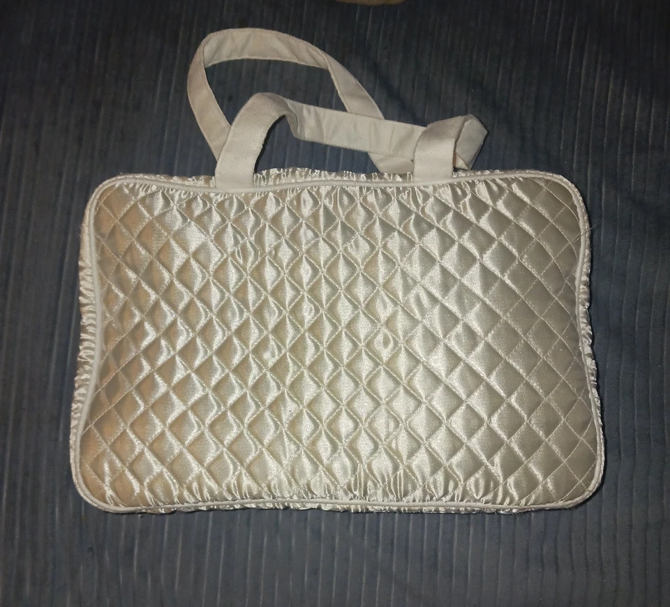 Bolsa de viagem Trish McEvoy Ultimate Beauty Organizer. Tecido de colcha branco - Imagem 2 de 4