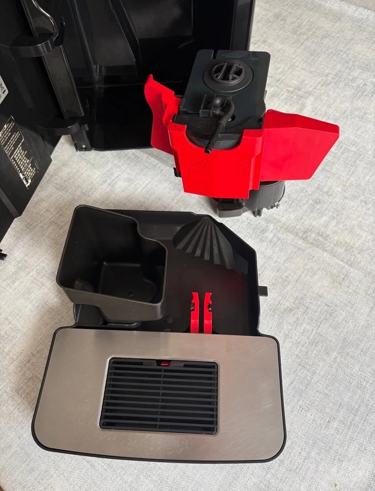 Siemens EQ.3 S300 Silver  and black coffee machine - Image 4 of 4