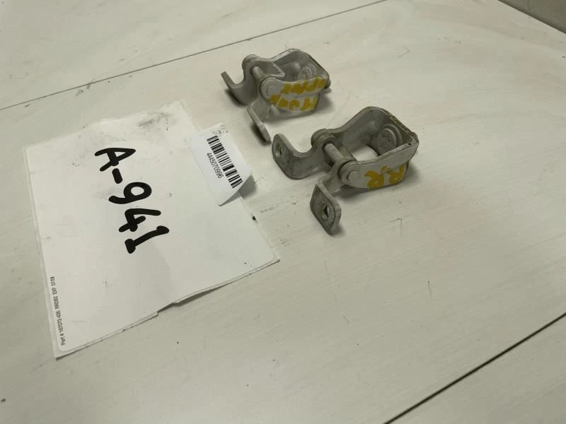 CONJUNTO DE DOBRADIÇA PARA PORTA TRASEIRA VOLKSWAGEN TIGUAN 2009 2011 BRANCO FABRICANTE DE EQUIPAMENTO ORIGINAL+ - Imagem 3 de 4