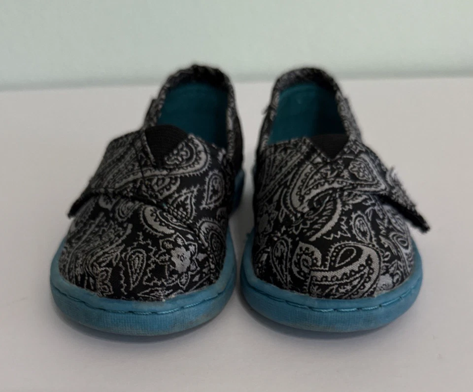 Toms Classics cachemir sin cordones informal lona plana negra/plateada niño pequeño 5 Foto 3 de 4