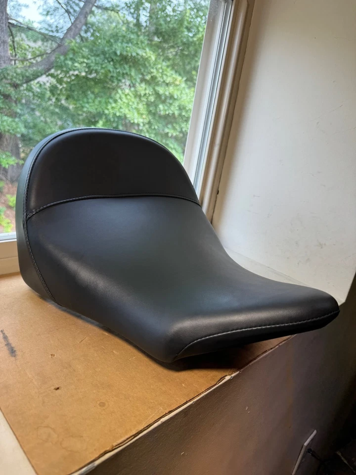 Asiento de piloto solo Victory Motorcycles OEM, vinilo negro, 2684101 Foto 2 de 4