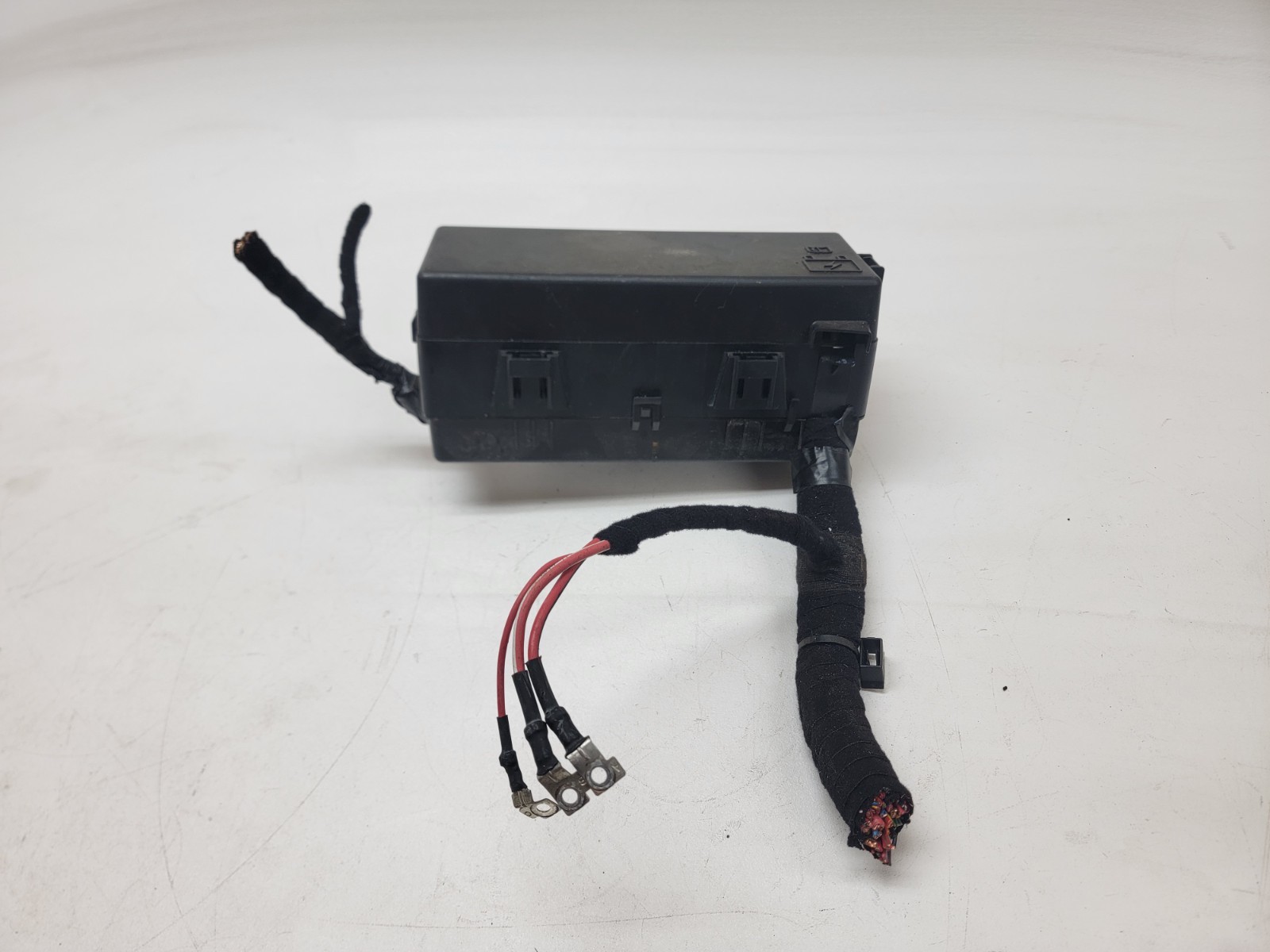 ✅ 14-17 Maserati Ghibli M157 Rear Trunk Fuse Box Wiring Harness w/ Bracket OEM
