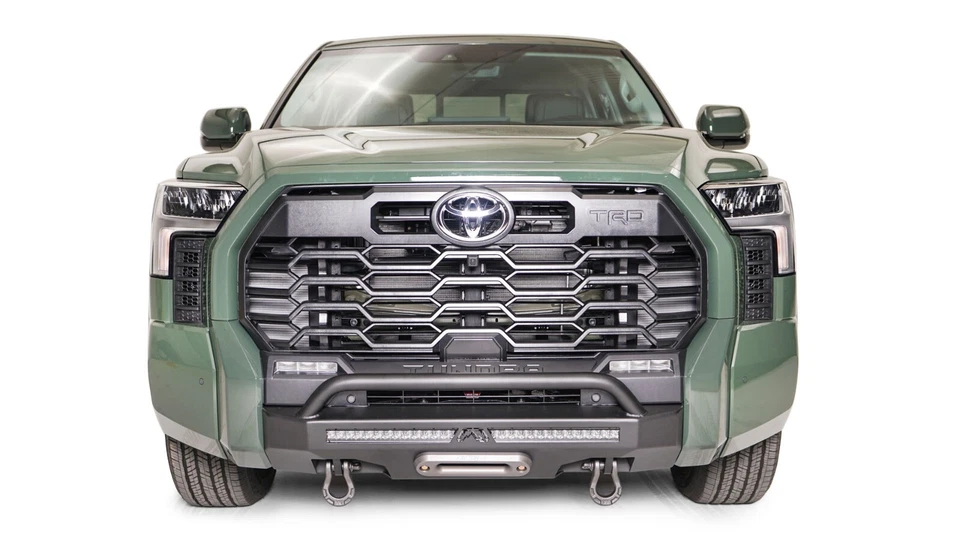 Montaje de cabrestante oculto Fab Fours con protector previo al corredor para Toyota Tundra 2022 Foto 2 de 4