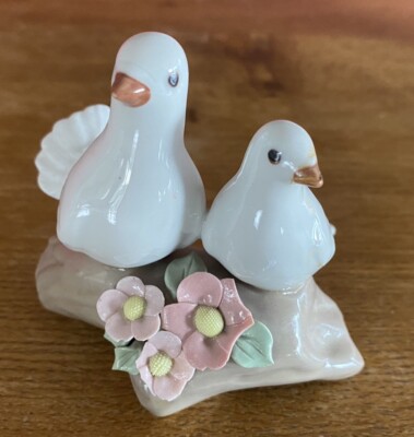 ''CASCADES'' Porcelanas Devoted Doves In Love On Floral Branch Made In Spain Neu