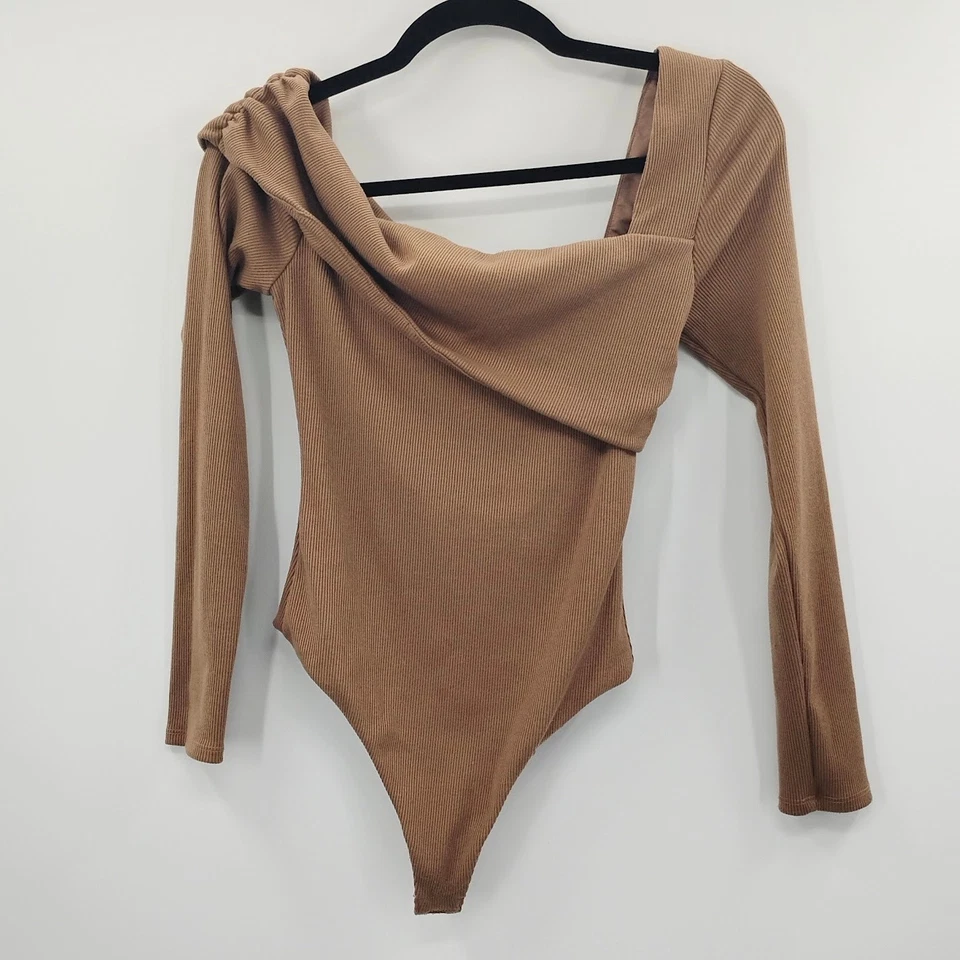 Body Acanalado Lovers and Friends Florence Un Hombro Mangas Largas Marrón Tostado Foto 2 de 4