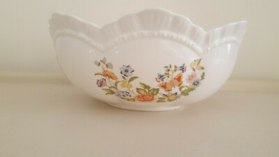 Aynsley ''Cottage Garden'' Obstschale mit gewelltem Rand. Breite ist 9 Zoll und Tiefe 3,25