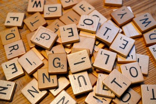 100 HOLZ SCRABBLE FLIESEN SCHWARZE BUCHSTABEN ZAHLEN FÜR HANDWERK HOLZ ALPHABETE  - Bild 1 von 4