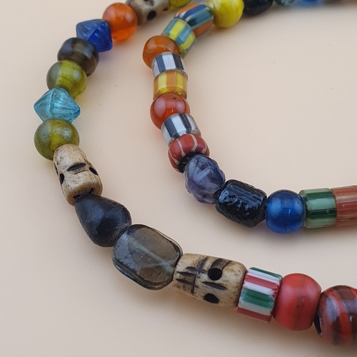 Collar vintage africano de cuentas de vidrio y hueso, joyería hecha a mano - Imagen 2 de 19