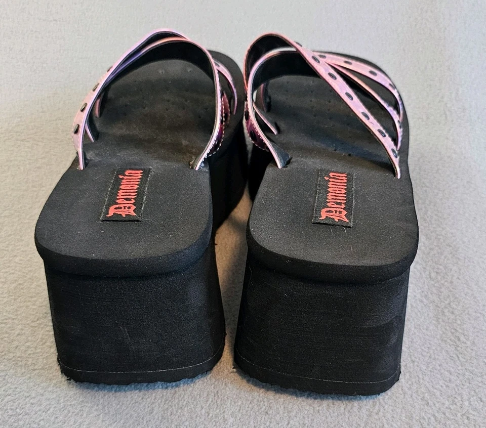 Sandalias Plataforma Demonia Rosa Holográficas Ojal Correas Y2K Goth Club Niño Foto 3 de 4