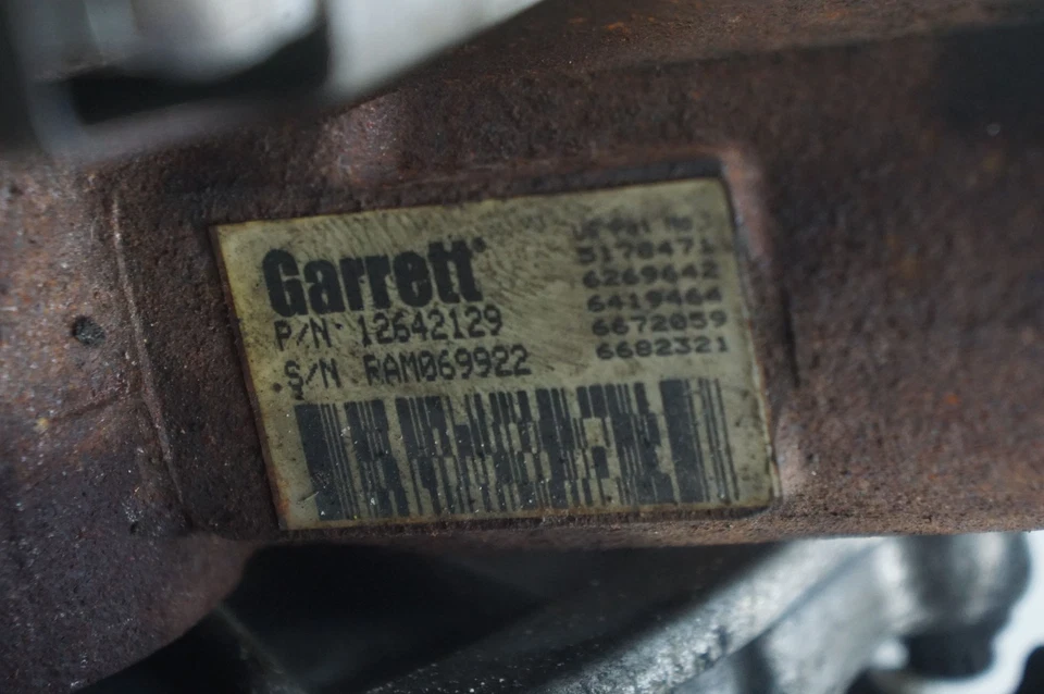 Conjunto de turbocompresor motor OEM 126442129 Chevrolet Silverado 3500 2011-16 Foto 2 de 4