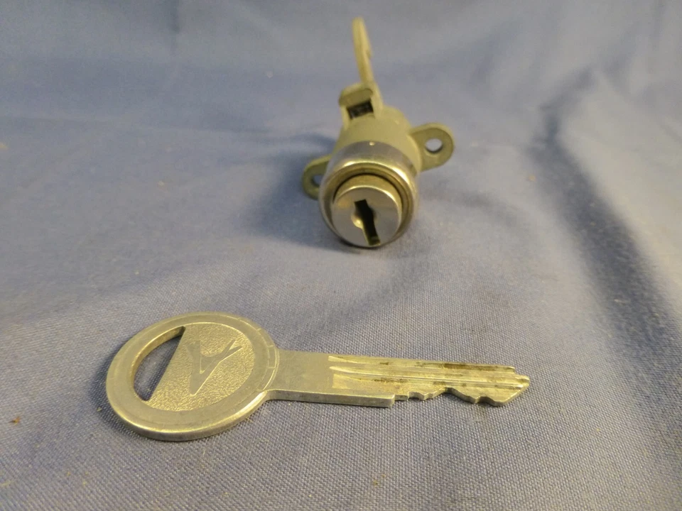 NOS Mopar 1960 1961 1962 1963 1964 Dodge Dart Polara 880 caixa de luvas trava e chave - Imagem 2 de 4