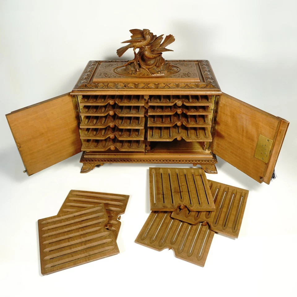 Antigua caja de gabinete de cigarros de madera tallada a mano de la Selva Negra suiza, pájaros Foto 2 de 4