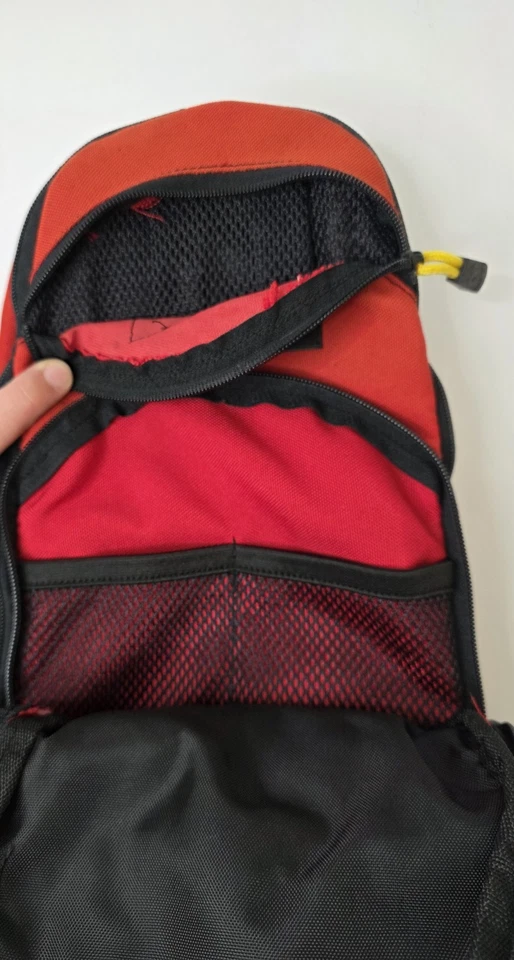 Mochila pequeña de bolsillo de malla de 6 compartimentos roja negra para productos de exterior Foto 3 de 4