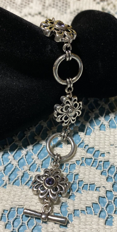 "Brazalete con palanca de flores tono plata con piedra color amatista 7""" Foto 4 de 4