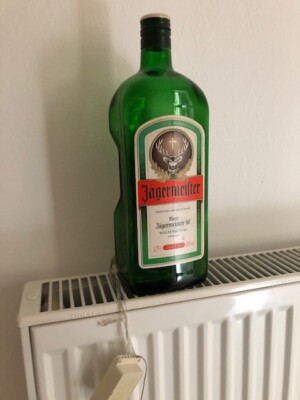 Jägermeister Flasche mit eingebautem LED-Licht sowie Schalter u. Stecker