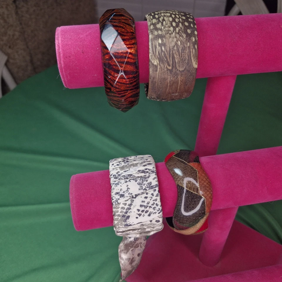 Lote 4 pulseiras temáticas com estampa de animais 3 pulseiras, 1 braçadeira tigre, réptil, pena - Imagem 3 de 4