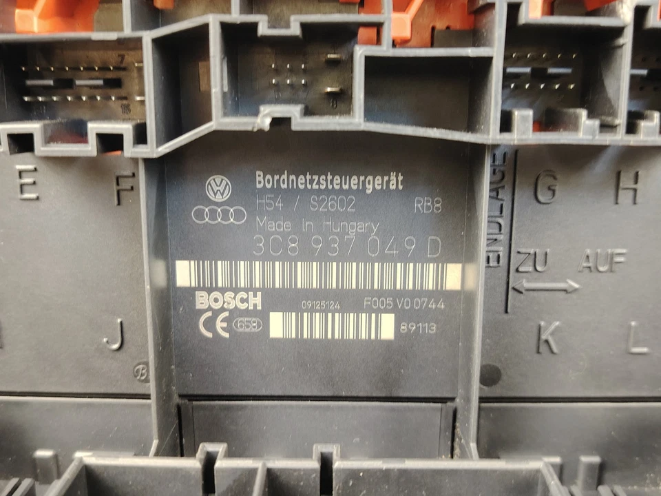 VW CADDY PASSAT 2.0 TDi 103KW BODY CONTROL MODULE BCM FUSE BOX 3C8937049D - Image 3 of 4