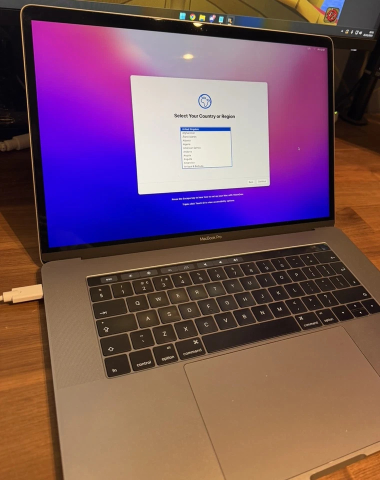 Macbook Pro 2016 15 Inch With Retina Display And Touch Bar 2.6 GHz Quad-core i7 - Image 2 of 4