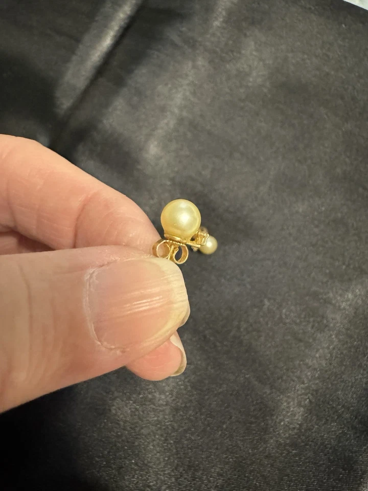 Pendientes de perlas cultivadas de agua salada color champán diamante oro amarillo de 14 quilates Foto 2 de 4