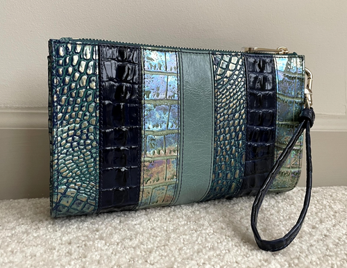 Brahmin DAISY grande fermeture éclair Lthr poignet pochette BLUE FLASHBACK dragon dauphin neuf avec étiquette - Photo 6/15