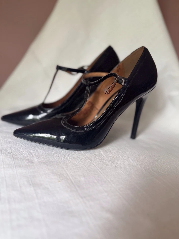 Bombas Larroude Olivia couro envernizado preto Mary Jane, tamanho 37 - Imagem 3 de 4