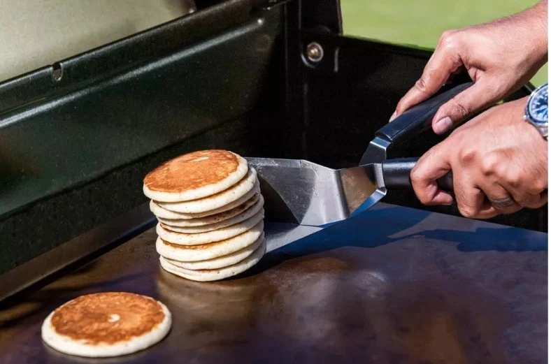 Plancha de piedra resistente al calor de acero al carbono Char-Broil plateada Foto 4 de 4