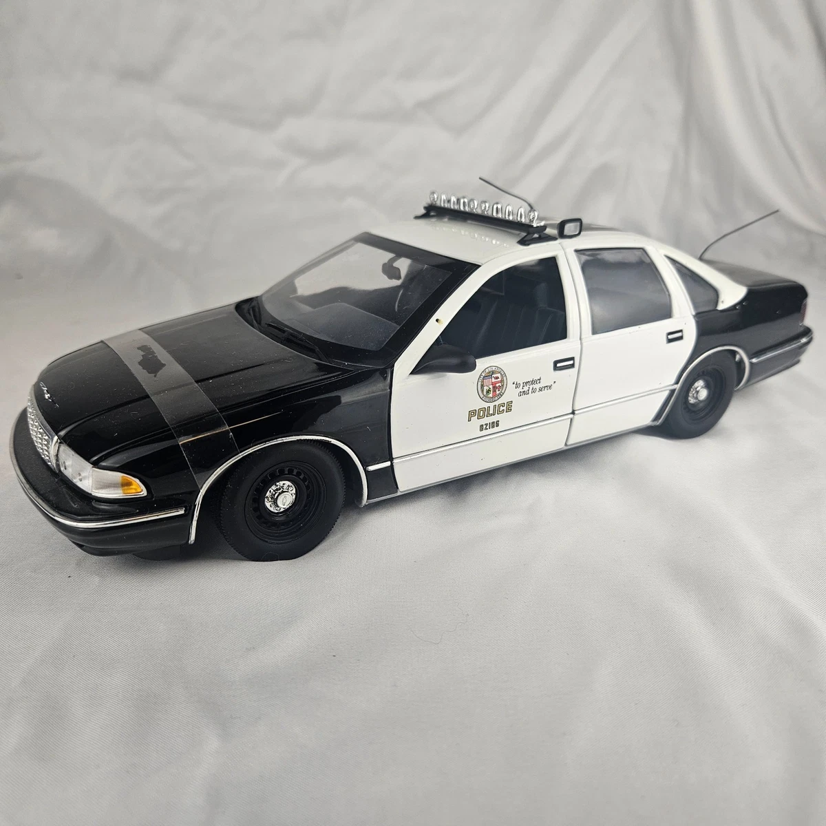 1/18 ロサンゼルス　POLICE L.A.P.D. パトカー ミニカー 1/18 ロサンゼルス POLICE L.A.P.D. パトカー ミニカー 【公式通販】