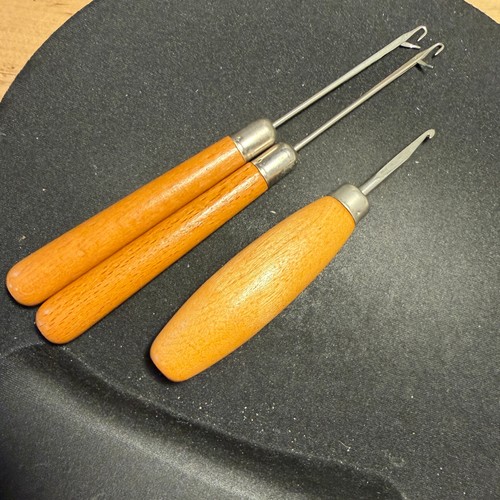 VTG Wood Handle 2 Hinged Latch Hook Tools /1 Susan Bates Crocheted Rug Hook Tool